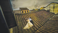 Thi nhau chụp ảnh cưới check-in trên mái ngói nhà cổ Hội An:  Phản cảm đến thế là cùng!