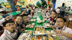 Ai giám sát bữa ăn của học sinh?