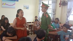 Cô giáo “mở lớp”... chống xâm hại trẻ em