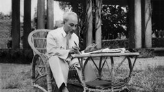 Trưng bày 60 tác phẩm tranh cổ động về chân dung Chủ tịch Hồ Chí Minh