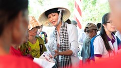 H’Hen Niê xúc động trong ngày trở về phát thuốc cho người dân quê nhà