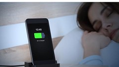 Có nên sạc điện thoại qua đêm?