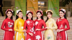 Á hậu Phương Nga cùng dàn người đẹp trình diễn bộ sưu tập ‘Linh Sen'