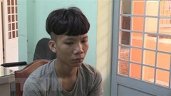 Mâu thuẫn trong lúc nhậu, phóng dao bấm trúng ngực bạn