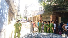 Chồng cứa cổ vợ rồi mổ bụng tự tử