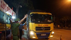 Cố thủ trong xe vì phạm luật giao thông