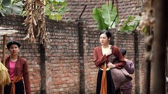 Á Hậu Tú Anh bất ngờ tái xuất sau sinh trong áo tứ thân – Nghi vấn lấn sân điện ảnh?