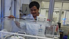 Mẹ ung thư vú sinh con: Sức khỏe của bé thế nào sau hai ngày tuổi?