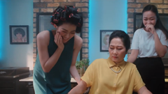 Á hậu Tú Anh khiến cư dân mạng "ngả mũ" trước chiêu lấy lòng mẹ chồng cực "nuột"