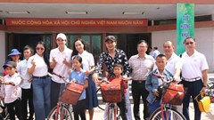 Nghệ sĩ Việt – Hàn trao quà Tết thiếu nhi cho trẻ em mồ côi và khuyết tật