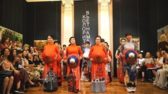 Áo dài lụa của Việt Nam chinh phục xứ sở Bạch Dương