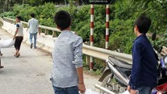 Nhà nước cấp gạo, học sinh đem bán...