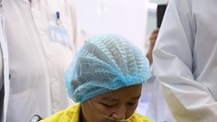 Bé Bình An lần đầu được gặp người mẹ ung thư: “Con nắm tay mẹ đấy à!”