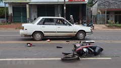 Lái xe ngược chiều do say xỉn và tự tông vào ôtô, một người nguy kịch