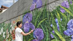 Họa sĩ Việt vẽ tranh tường bên dòng sông Seine