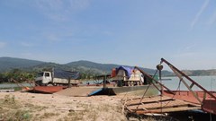 Xe ô tô chở gỗ đi phà trên sông Sê San bị lật, tài xế tử vong