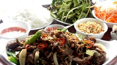 Cách làm bún bò xào đổi bữa cho ngày hè nóng nực chán cơm