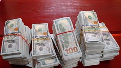 An Giang: Thu giữ 470.000 USD do đối tượng nghi buôn lậu bỏ lại