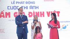 Ca sĩ Đoan Trang hát trong lễ phát động cuộc thi ảnh về “Mái ấm gia đình Việt”