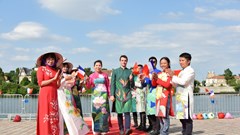 Chiêm ngưỡng sưu tập áo dài Việt Nam trên nước Pháp