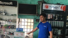 Quảng Nam: Trộm dỡ mái tôn, đột nhập vào cửa hàng cuỗm 80 điện thoại trong vòng 17 phút