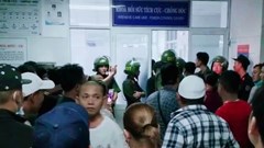 Giữa đêm, người nhà bệnh nhân bao vây bệnh viện