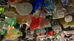 Khi trên đầu mình là... rác thải nhựa