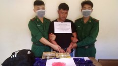 Bắt gọn một người Lào vận chuyển 24.000 viên ma túy qua biên giới