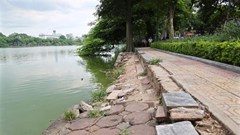 Bờ kè Hồ Gươm... “nát như tương”
