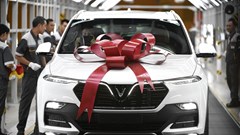 Tự tin vào nhà máy sản xuất ô tô hiện đại bậc nhất thế giới, VinFast cho khách hàng nhận xe ngay tại dây chuyền.