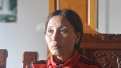 Người nhà 5 thuyền viên đỏ mắt ngóng trông về phía biển