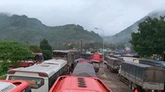 Lâm Đồng: Hàng ngàn khối đất đổ xuống, đèo Bảo Lộc lại tê liệt