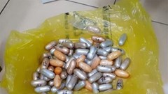 Hải quan Tân Sơn Nhất bắt giữ kẻ nuốt gần 1,6kg cocain trong bụng
