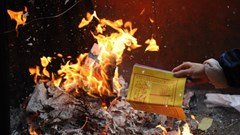 Tục đốt vàng mã và cách báo hiếu của người Việt