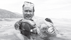 Vị Giám đốc với thói quen... nhặt rác