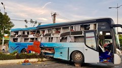 2 xe khánh tông nhau, 25 người thương vong