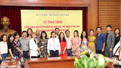 Đoàn làm phim “Về nhà đi con” xúc động nhận Bằng khen của Bộ trưởng Bộ VHTTDL