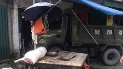 Quảng Ninh: Xe tải mất lái lao lên vỉa hè đâm 3 người thương vong