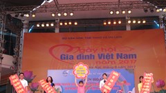 Ứng xử trong gia đình: Hơn nhau ở chữ tôn trọng