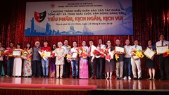 Tác phẩm còn nặng về tuyên tuyền, cổ động mà nhẹ về cách thể hiện hình tượng