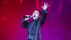 Lần đầu tiên trong "Điều còn mãi" đưa một ca khúc rock vào trình diễn