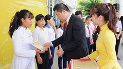 Trao 120 suất học bổng cho học sinh nghèo vượt khó học giỏi