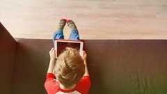 Màn hình điện tử đang khiến trẻ em xói mòn trí tưởng tượng