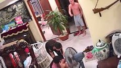 Phẫn nộ clip chồng đánh vợ mới sinh con phải nhập viện