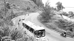 Tìm hướng đảm bảo ATGT cho du khách lên Sơn Trà