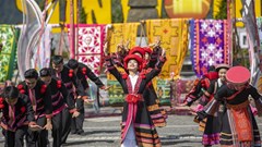 Cận cảnh trang phục kỳ công được thửa riêng cho show nghệ thuật "Vũ điệu trên mây"