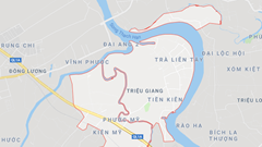 Xe máy bất ngờ đâm vào cột báo hiệu giao thông, 3 người thương vong