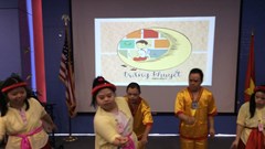 Cùng nắm tay bước vào thế giới của con