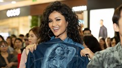 H’Hen Niê phá cách ấn tượng với tóc xù và thời trang denim cá tính