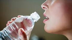 Hiểm họa từ uống nước trong chai nhựa kém chất lượng